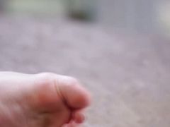 Süße Blondine rubbelt sich die Spalte